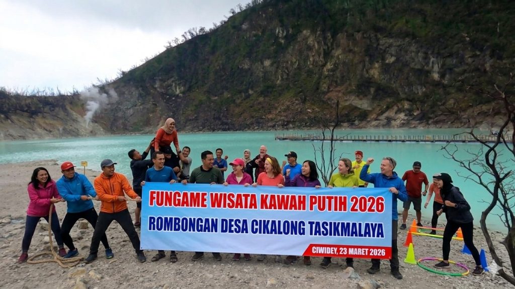 wisatawan kegiatan fungame di area Kawah Putih