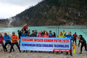 wisatawan kegiatan fungame di area Kawah Putih