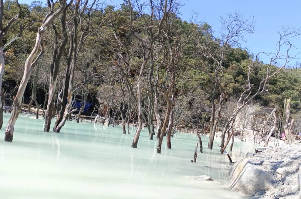 Harga Tiket Masuk di Kawah Putih Bandung